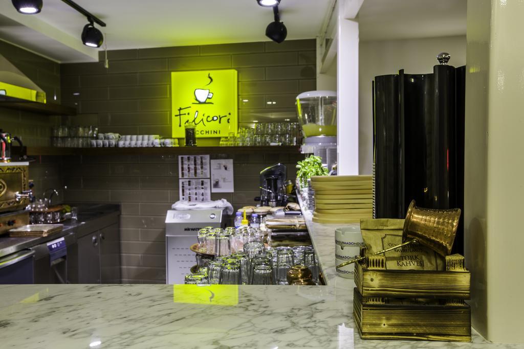Phosphorion Hotel Istanbul Eksteriør billede A coffee shop in Cairo, Egypt